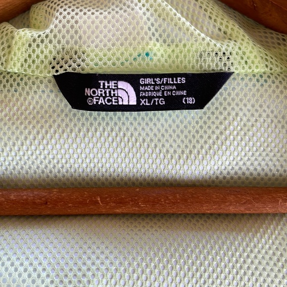 The Northface Girls Raincoat - Picture 6 of 7